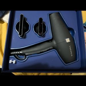 Theorie blow dryer with two attachments